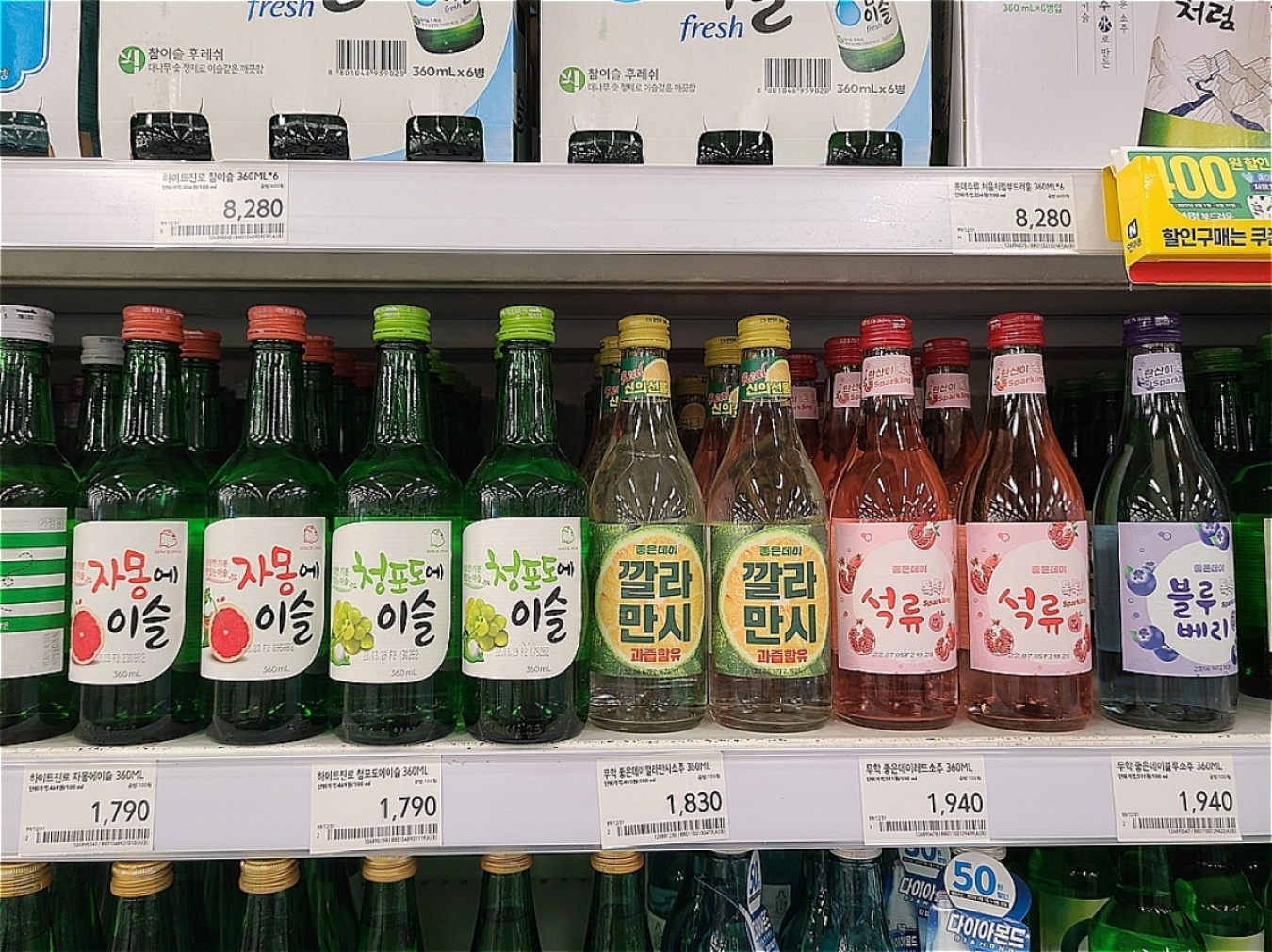 韓国のお酒といえばやっぱり焼酎。最近では、フルーツテイストの焼酎が数多く登場し、女性でも楽しめ、カクテルなどにしておしゃれに飲めるようになっている。