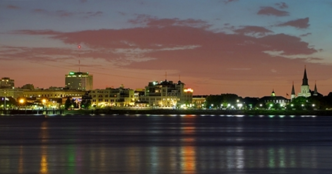 ミシシッピ川に映える夜景が美しいニューオリンズ。この街で味わえるカクテルとは…！？(c)Alex Demyan/NewOrleansOnline.com