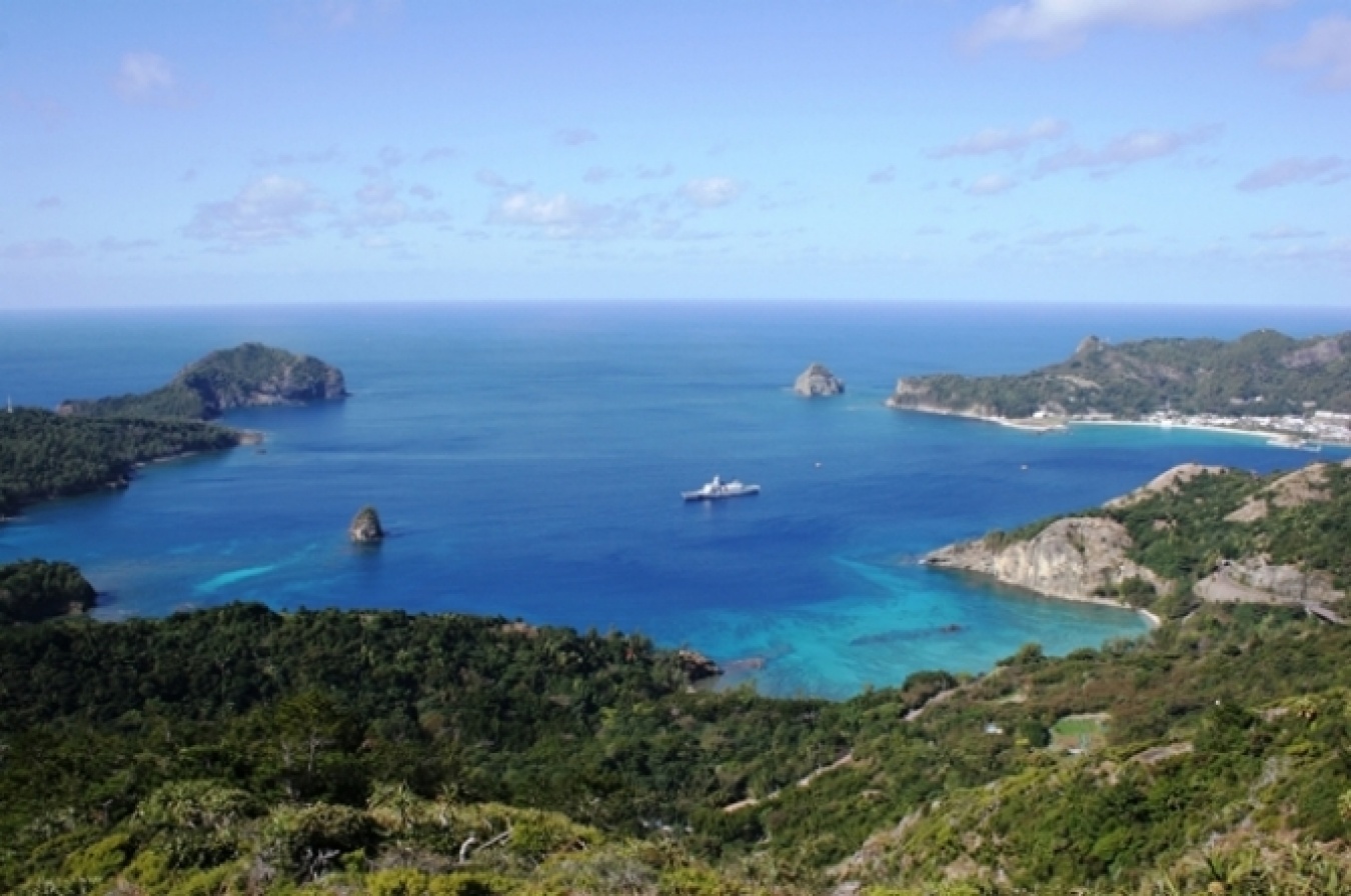 真っ青な太平洋を望む小笠原諸島でつくられる地酒とはいったい……！？（Copyright Ogasawara Village Office）