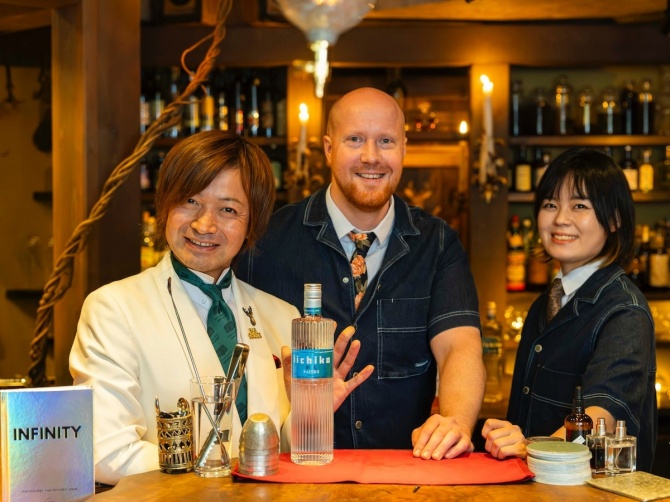 ゲストシフトを行った「Bar BenFiddich別館」にて、鹿山さん、アダムさん、「Origin Bar」中田亜希さん。